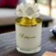 CANDELA PROFUMATA CON ELEGANTE PORTACANDELA DECORATO CON FIORE