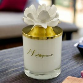 CANDELA PROFUMATA CON ELEGANTE PORTACANDELA DECORATO CON FIORE