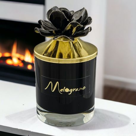CANDELA PROFUMATA CON TAPPO DECORATO CON FIORE NERO IN CAPODIMONTE