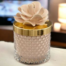 CANDELA CON PORTACANDELA E FIORE CIPRIA: REGALO ORIGINALE PER OGNI OCCASIONE