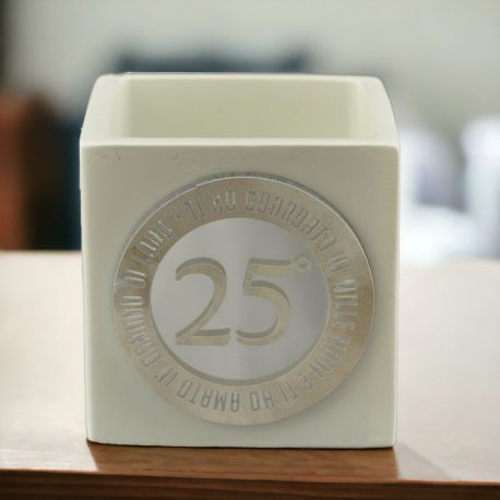 PARTICOLARE VASETTO PORTAPIANTE CON NUMERO 25° E FRASE