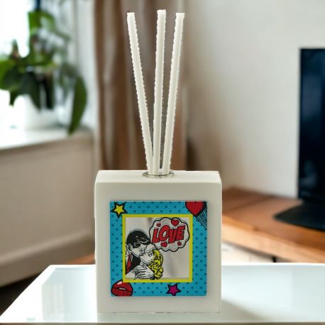 PROFUMATORE AMBIENTE POP ART CON RAGAZZI CHE SI BACIANO E SCRITTA "LOVE"