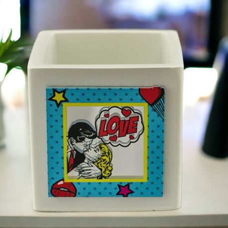 VASO PORTAPIANTE POP ART CON RAFFIGURAZIONE RAGAZZI CHE SI BACIANO E SCRITTA LOVE