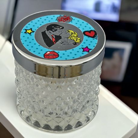 CANDELA RAFFIGURAZIONE POP ART CON RAGAZZI CHE SI BACIANO