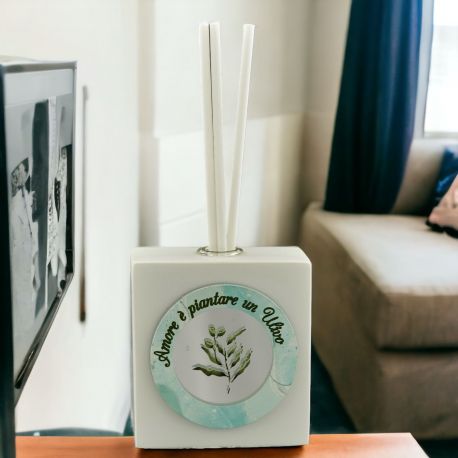 PROFUMATORE AMBIENTE CON FRASE "L'AMORE E' PIANTARE UN ULIVO" E UN RAMOSCELLO