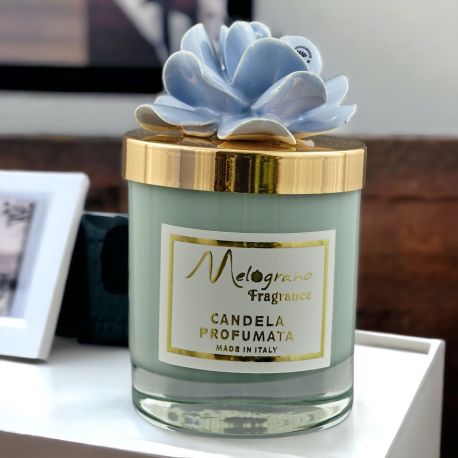 PARTICOLARE PORTACANDELA CON CANDELA PROFUMATA, TAPPO ORO CON ROSA IN CAPOODIMONTE COLOR AVION