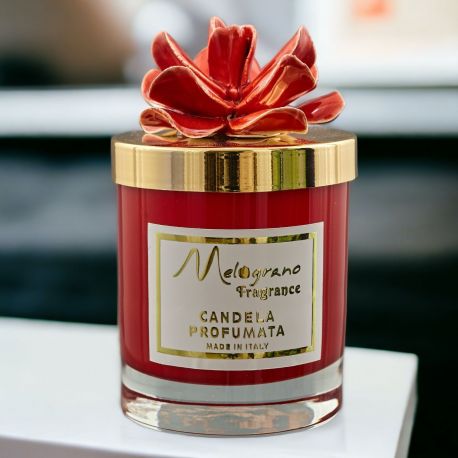 PORTACANDELA ROSSA CON CANDELA PROFUMATA | PARTECIPAZIONI UTILI ED ECONOMICHE