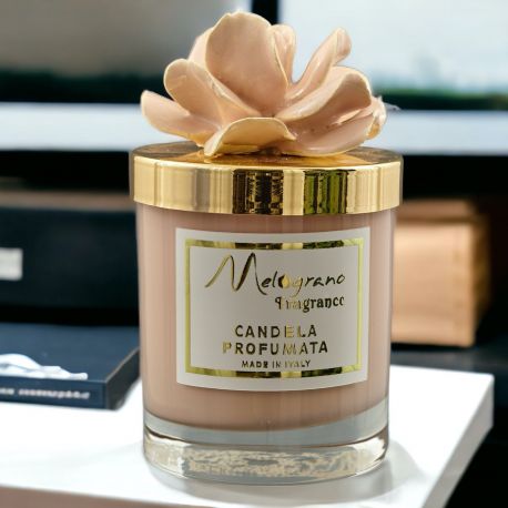 PORTACANDELA CON ROSA IN CAPODIMONTE COLOR CIPRIA E CANDELA PROFUMATA