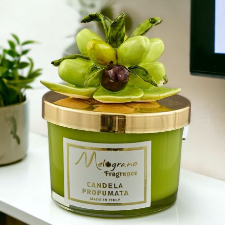 CANDELA PROFUMATA CON DECORAZIONI RAMOSCELLO ULIVO E OLIVE