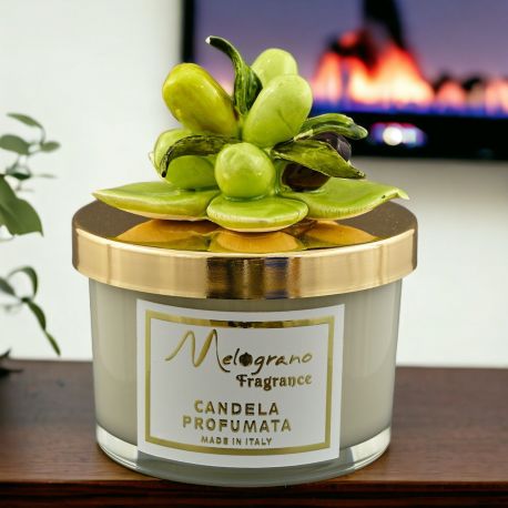 CANDELA PROFUMATA COLOR AVORIO CON DECORAZIONI ULIVO