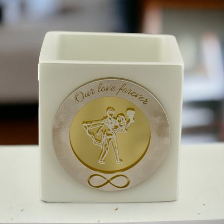 VASO A CUBO CON SPOSA E SPOSO E FRASE "OUR LOVE FOREVER"