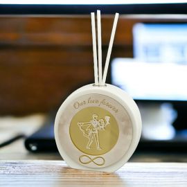 PROFUMATORE AMBIENTE SIMBOLO INFINITO CON SPOSI E SCRITTA "OUR LOVE FOREVER"