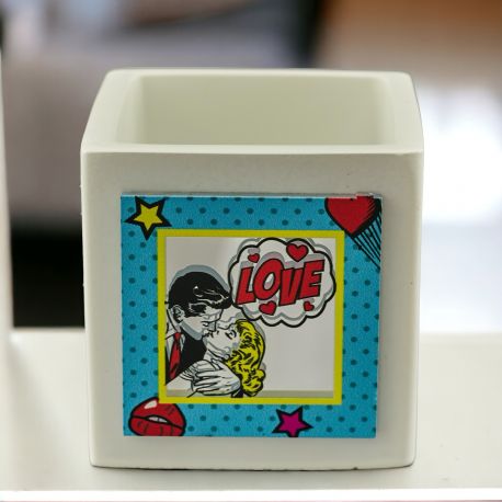 PORTACANDELA STILE POP PART CON SCRITTA LOVE E RAGAZZI CHE SI BACIANO