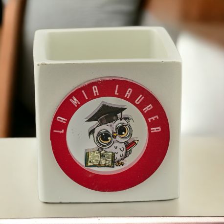 CANDELA CON PORTACANDELA SCRITTA LA MIA LAUREA E GUFETTO CON TOCCO E PERGAMENA