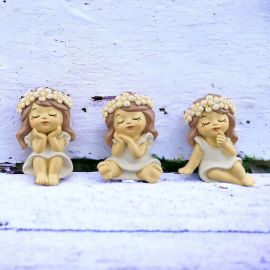 MAGNETE BIMBA CON GRAZIOSA CORONCINA DI FIORI PENSIERINI PRIMA COMUNIONE