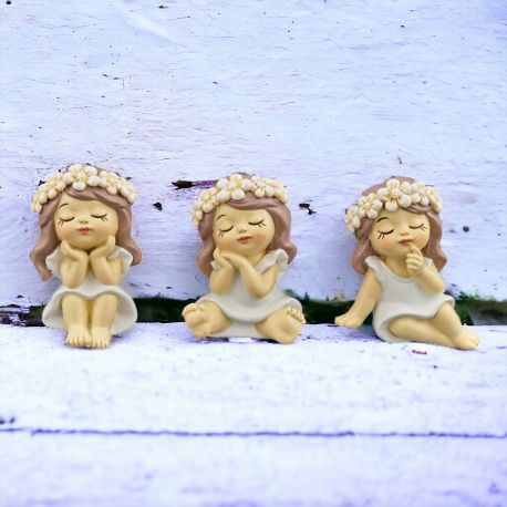 MAGNETE BIMBA CON GRAZIOSA CORONCINA DI FIORI PENSIERINI PRIMA COMUNIONE