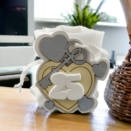 SCATOLINA PORTACONFETTI IN LEGNO CON GESSETTO 25, CUORI E CHIAVE ARGENTO