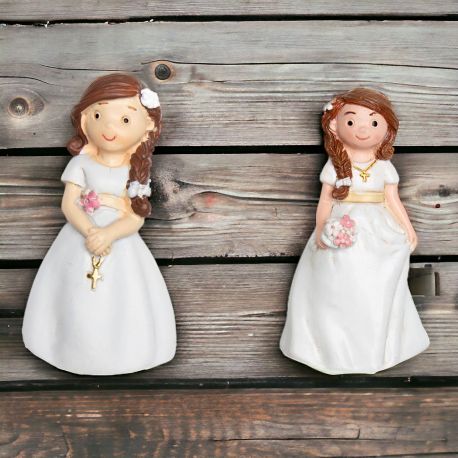 CALAMITA BIMBA VESTITA CON ABILI ELEGANTI, CONFETTATA PRIMA COMUNIONE