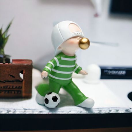 STATUINA CALCIATORE DIVISA VERDE CON PALLONE E GOMMA DA MASTICARE, SERIE "MONELLI" CUOREMATTO