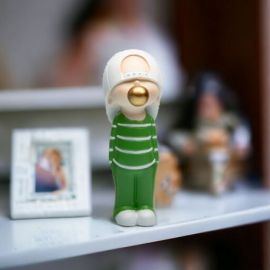 STATUINA RAGAZZO CON MANI IN TASCA CON GOMMA DA MASTICARE, BOMBONIERE SOLIDALI CUOREMATTO