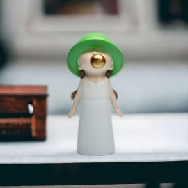 STATUINA RAGAZZA CON CAPPELLO E GOMMA DA MASTICARE SERIE "MONELLI" CUOREMATTO