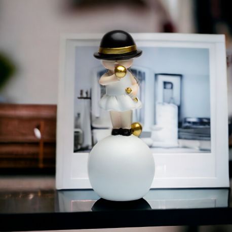 STATUINA BIMBA CHE MASTICA UNA GOMMA CON VESTITI ELEGANTI "MONELLI" CUOREMATTO