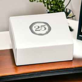 SCATOLINA RETTANGOLARE BIANCA CON 25 ARGENTO PER CONFETTI: ELEGANZA E RAFFINATEZZA PER I TUOI EVENTI SPECIALI