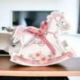 GRAZIOSA SCATOLINA A FORMA DI CAVALLO A DONDOLO ROSA, CONFETTATA NASCITA BIMBA
