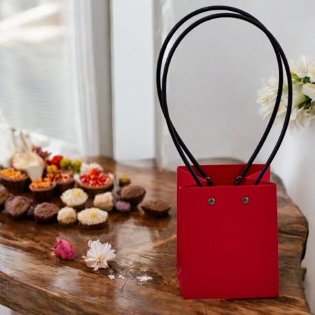 BUSTA QUADRATA ROSSA CON MANICI PER EVENTI SPECIALI