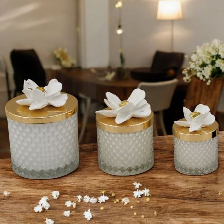 CANDELA IN VETRO DECORATA CON FIORE BIANCO E COPERCHIO DORATO