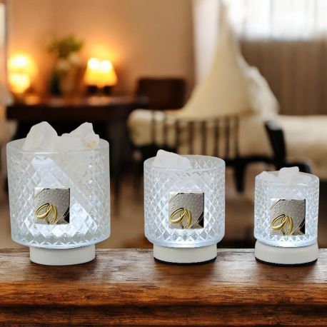 LAMPADA LED EFFETTO DIAMANTE CON SALE DELL'HIMALAYA BIANCO E PLACCHETTA CON FEDI COLOR ORO