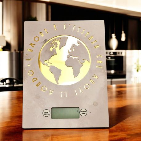 BILANCIA DA CUCINA CON MONDO E FRASE CON DETTAGLI COLOR ORO BOMBONIERE UTILI