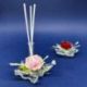 DIFFUSORE ESSENZA CON FIORE IN CRISTALLO E ROSELLINA ROSA CON FOGLIE, CUORE E TRECCIOLINA
