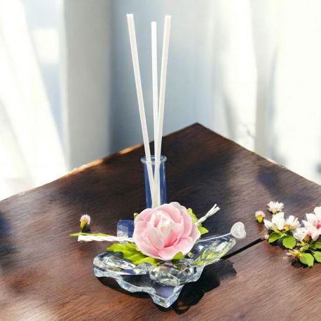 DIFFUSORE ESSENZA CON FIORE IN CRISTALLO E ROSELLINA ROSA CON FOGLIE, CUORE E TRECCIOLINA