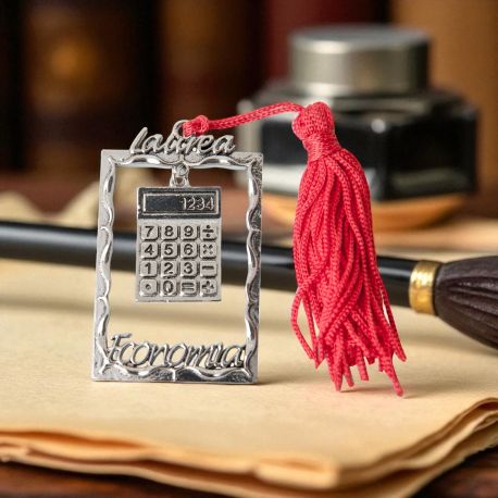 CIONDOLO IN ZAMA CON FACOLTÀ ECONOMIA BOMBONIERE ACCESSORI CONFETTATA LAUREA CALCOLATRICE CON NAPPINA