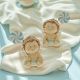 SALVADANAIO ANGIOLETTO IN RESINA CON PANNOLINO E CORONCINA DI FIORI BOMBONIERE BATTESIMO MASCHIETTO