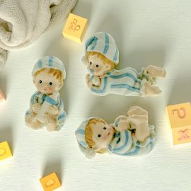BIMBI ALLEGRI STATUINE IN RESINA PENSIERINI NASCITA MASCHIETTO