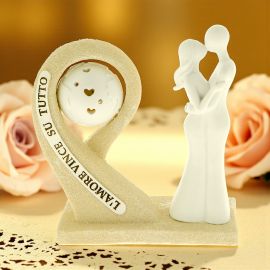 SCULTURA CON LUCE LED SPOSI INNAMORATI BOMBONIERE MATRIMONIO ORIGINALI