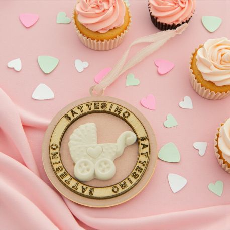 MEDAGLIONI IN LEGNO ROSA CON GESSETTI CARROZZINA BATTESIMO FEMMINUCCIA