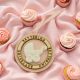 MEDAGLIONI IN LEGNO ROSA CON GESSETTI CARROZZINA BATTESIMO FEMMINUCCIA
