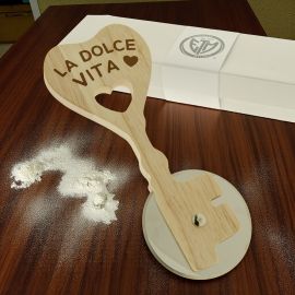TAGLIAPIZZA A FORMA DI CHIAVE CON IMPUGNATURA A FORMA DI CUORE