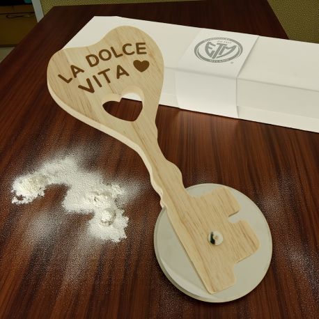 TAGLIAPIZZA A FORMA DI CHIAVE CON IMPUGNATURA A FORMA DI CUORE