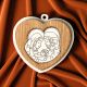 APPLICAZIONE IN LEGNO A FORMA DI CUORE CON SACRA FAMIGLIA