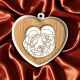 APPLICAZIONE IN LEGNO A FORMA DI CUORE CON SACRA FAMIGLIA