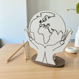 MINI DIFFUSORE ESSENZA MAPPAMONDO SU MANI LEGNO ROSSO E BIANCO