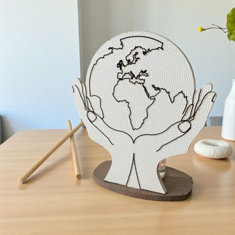 MINI DIFFUSORE ESSENZA MAPPAMONDO SU MANI LEGNO ROSSO E BIANCO