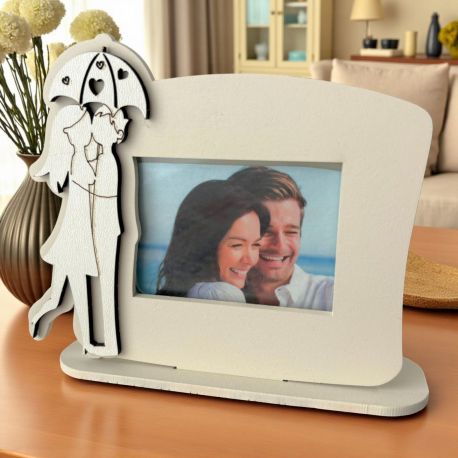 CORNICE PORTAFOTO INNAMORATI SOTTO OMBRELLO TRAFORATO CON CUORICINI