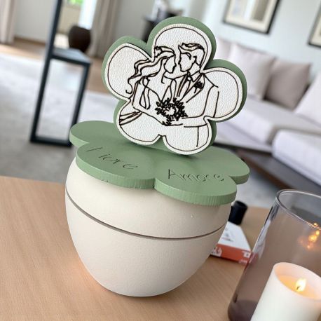 Visualizza ingrandito Precedente PORTACANDELA ROMANTICO CON FIORE E SPOSI PER BOMBONIERE DI MATRIMONIO PORTACANDELA ROMANTICO C