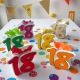 SCATOLINA PORTACONFETTI A FORMA DI NUMERO 18 COLORATA PER BOMBONIERA