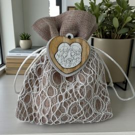 ELEGANTE SACCHETTO PORTACONFETTI BEIGE CON CUORE LEGNO SACRA FAMIGLIA